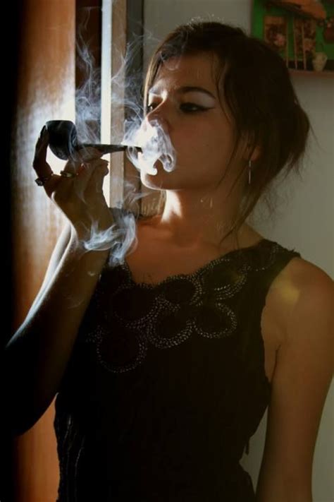 Pin Em Women Smoking Their Pipes