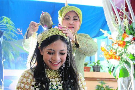 Calon pengantin disiram oleh pinisepuh, orang tua pengantin, dan beberapa wakil yang sudah ditunjuk sebelumnya. Prosesi Siraman dalam pernikahan adat Jawa