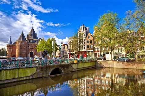 Holanda (en neerlandés, holland) ye una rexón histórica y una provincia asitiada na mariña occidental de los países baxos. ¡Estudia en Holanda! - Becas México