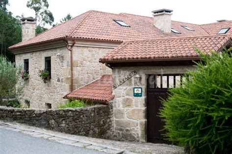 Dispone de cinco dormitorios dobles, dos baños, salón con sofá cama, dos cocinas completas, lareira gallega y piscina salina en un gran jardín. Casa Rural Laxareta - Casa Rural en Catoira, Pontevedra