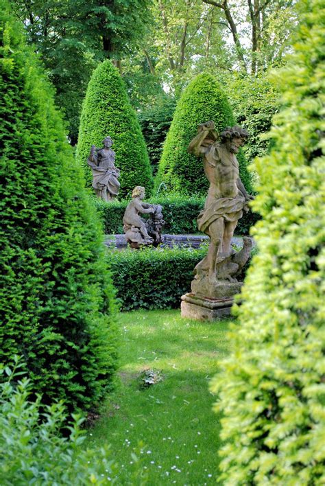 Die formal strenge gartenanlage des französischen gartens bildet mit dem naturnaheren englischen garten bis heute eine. Barockgarten