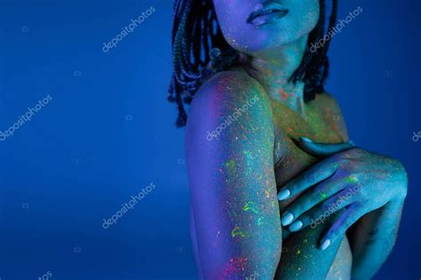 Vista Parcial De La Mujer Afroamericana Desnuda En Brillante Y Colorido