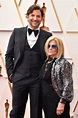 Oscar 2022: Bradley Cooper sul red carpet con mamma Gloria | Vanity ...