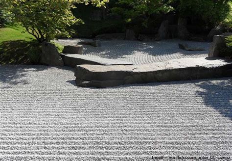 Moderne gartenkonzepte eolas garten gartenlandschaftcom. Japanischer Garten anlegen: Tipps für Pflanzen und Kies ...