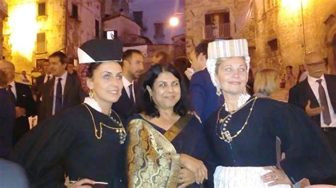 Scanno La Vincitrice Del Premio Scanno Posa Con Le Ragazze In Costume Viverescannomyblog