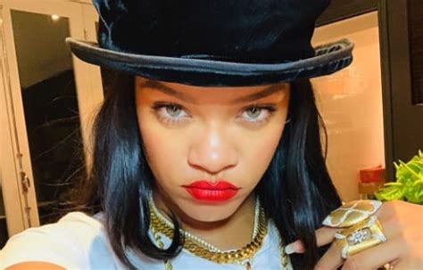 Rihanna Posted A Selfie With No Makeup On And The Internet Thinks It