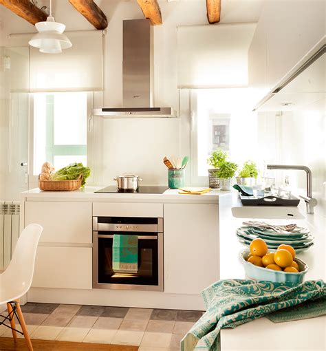 Una opción muy buena para las cocinas pequeñas es dejar un espacio pequeño con unos estantes en la. Ideas de decoración para cocinas pequeñas