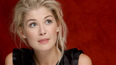 Wallpaper Rosamund Pike Most Popular Celebs In 2015 Grammys 2015 Best Celebrity Actress Gone