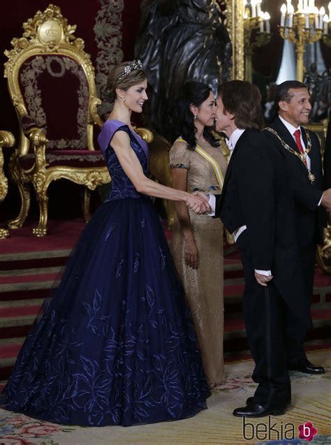 La Reina Letizia Saluda A Raphael En La Cena De Gala En Honor Al