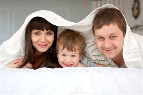 Glückliche Familie Mit Kindern Im Bett Stockbild Bild Von Männer Freundlich 40690441