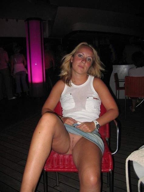 Dans un club elle soulève sa jupe en étant assise sur une chaise et