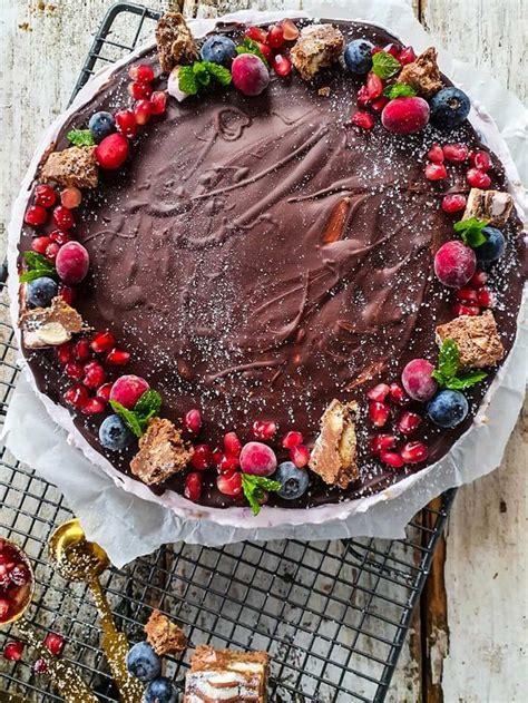 This recipe calls for baking a 9 inch cake for 30. Frisse no-bake cheesecake met blauwe bessen en chocolade ...