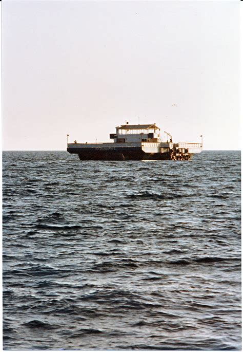 Redondobeachbarge1982