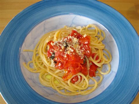 Spaghetti Al Pomodoro Fresco E Briciole Di Fresella