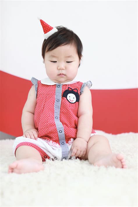 무료 이미지 사람 소녀 다리 모델 빨간 좌석 어린이 의류 담홍색 졸리는 유아 작은 피부 이상한 단맛