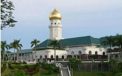 Istana maemun merupakan istana peninggalan kerajaan deli. Maharum Bugis Syah (MBS): Istana Alam Shah