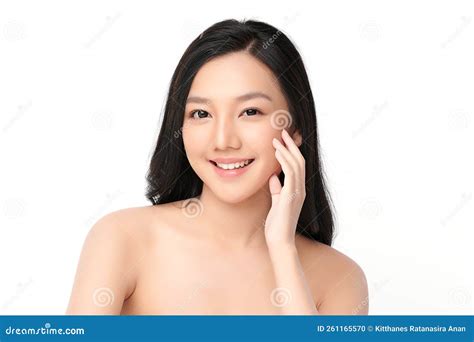 Sch Ne Junge Asiatin Mit Sauberer Frischer Haut Auf Wei Em Hintergrund Gesichtsbehandlung