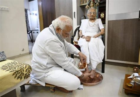 Gandhinagar Pm Narendra Modi Visits Her Mother Hiraba To Wish Her On