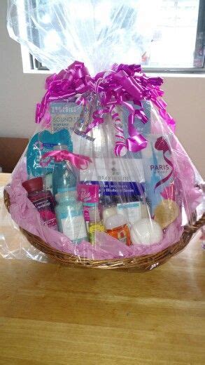 Slices of pizza (hand out a piece in a napkin) exotic fruit (blood oranges, star fruits, kiwis, etc.) Diaper raffle prize basket | Baby shower prizes, Baby ...