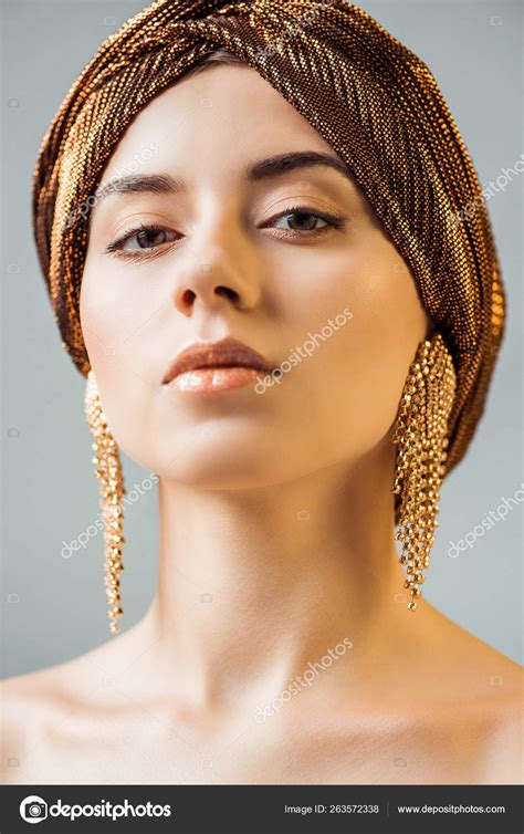 Junge Nackte Frau Mit Glänzendem Make Goldenen Ringen Turban Und Stockfotografie lizenzfreie