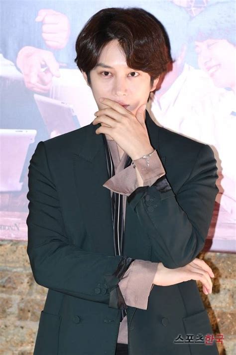 특히 kbs '해피투게더'나 '옥탑방의 문제아들'에 김용만 넣으면서 복귀에 공들이는 것도 자기들끼리 해먹었다는. 스포츠한국:위근우, 故 설리-구하라 언급→김희철 "고인 무기 ...