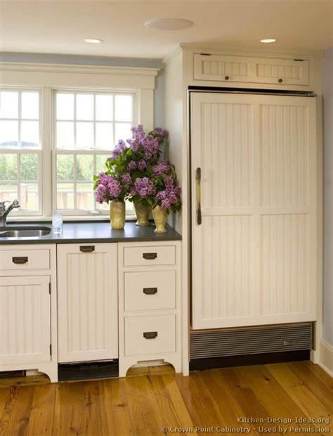 Beadboard kitchen cabinets give personality to flush doors or unattractive manner. Country Kitchen Design - Pictures and Decorating Ideas