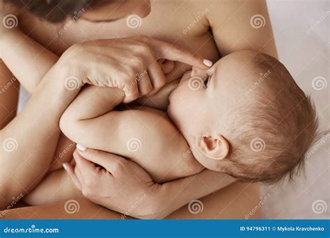 Madre Desnuda Blanda Joven Que Amamanta Abrazando A Su Beb Reci N