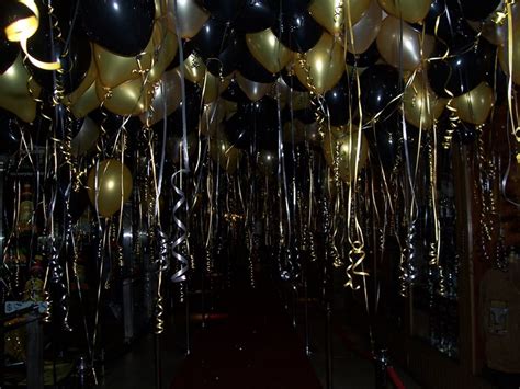 black and gold helium balloons are an easy and relatively inexpensive option for decor 10 100