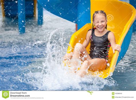Tienermeisje Het Spelen In Het Zwembad Op Dia Stock Foto