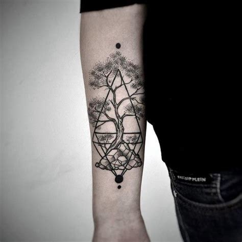 J'aime beaucoup la symbolique qu'un tatouage bonsaï peut impliquer. Tattoo Trends - Unique Bonsai Tree Geometric Guys Inner ...