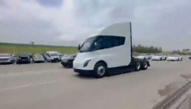 Tesla Nutzfahrzeuge Im Rennen Semi Ohne Last Sieht In Video Schneller