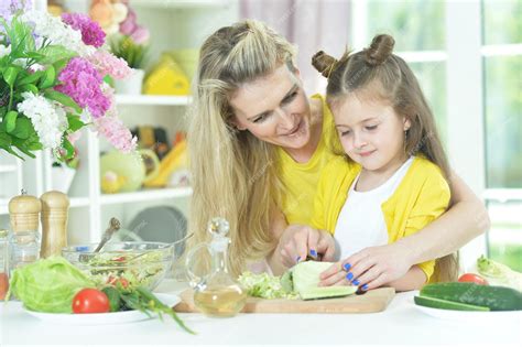 Retrato De Madre E Hija Cocinando Juntas Foto Premium