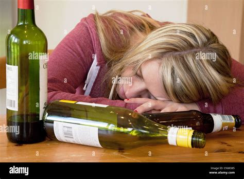 Woman Drinking Beer Teenager Bottle Fotograf As E Im Genes De Alta Resoluci N P Gina Alamy