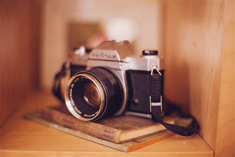 무료 이미지 사진술 포도 수확 늙은 슬러그 가구 인테리어 디자인 책꽂이 디지털 카메라 서적 카메라 렌즈