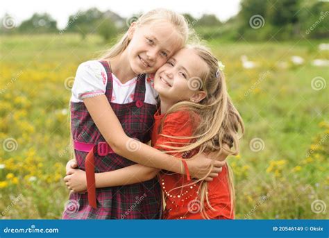 Zwei Schwestern Stockbild Bild Von Umarmung Schauen 20546149