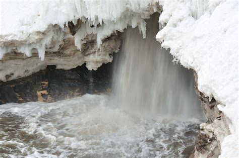 Behind Minnehahas Frozen Falls ~ Kuriositas