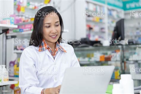 Apoteker Wanita Asia Memeriksa Obat Data Di Laptop Komputer Di Toko
