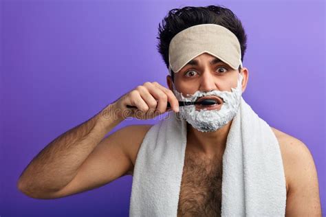 L Uomo Attraente Con Crema Da Barba Sul Suo Fronte Prende La Cura Dei