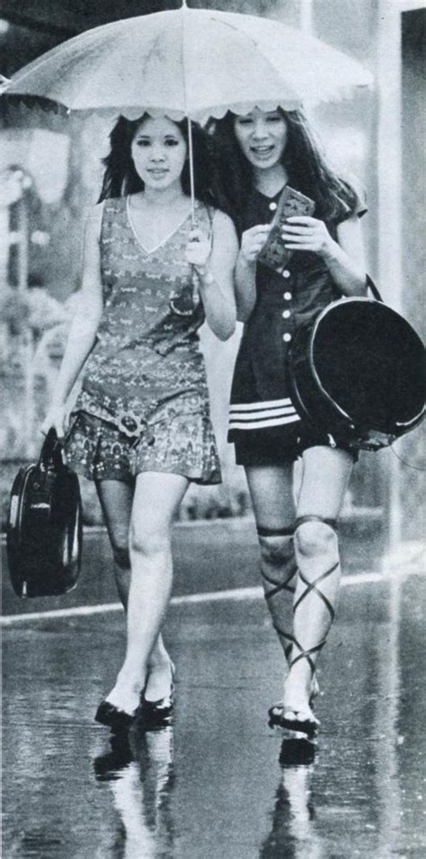 1970年（昭和45年）。銀座を歩く女性たちです。ミニスカート全盛時代ですね ファッション史 レトロファッション ファッションアイデア