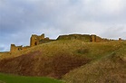 Colina Y Ruinas Del Priorato Y Del Castillo Medievales, Reino Unido De ...