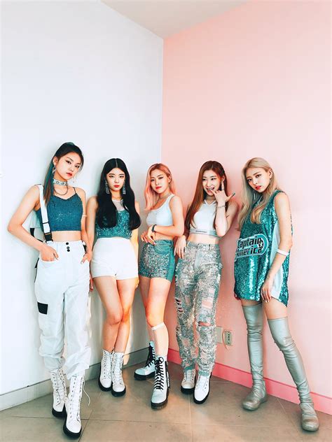 Itzy Icy Outfits Stage Itzy 2020