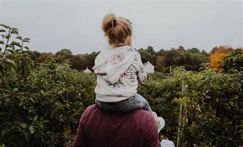 🥇 Imagen De Madre Cargando A Su Hija Sobre Sus Hombros Foto Gratis