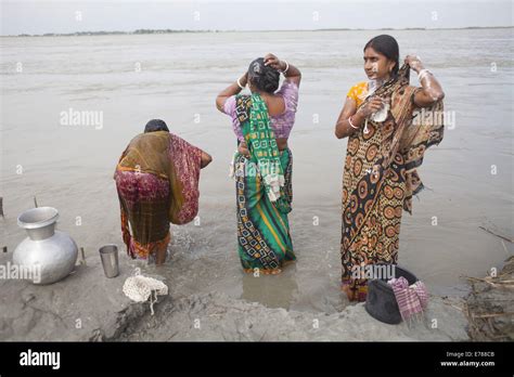 Munshigonj Bangladesh 9th Sep 2014 People Taking Bath In The River Bank Erosion Area At