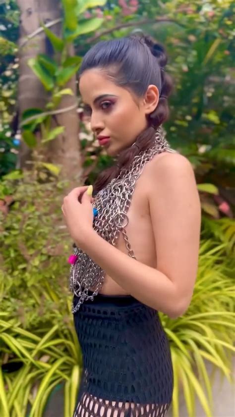 Urfi Javed In Chain Top And Fishnet Skirt Shows Her Bold Style See Video