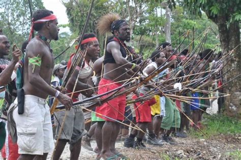 Berawal Dari Mas Kawin Bentrok Antar Kelompok Pecah Di Papua 1 Warga