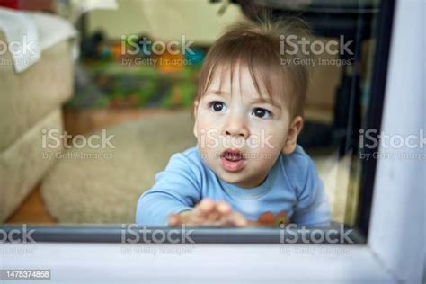 かわいい小さな子供金髪の幼児の男の子が屋内に座って窓越しに見ている 1人のストックフォトや画像を多数ご用意 1人 カラー画像 セルビア Istock