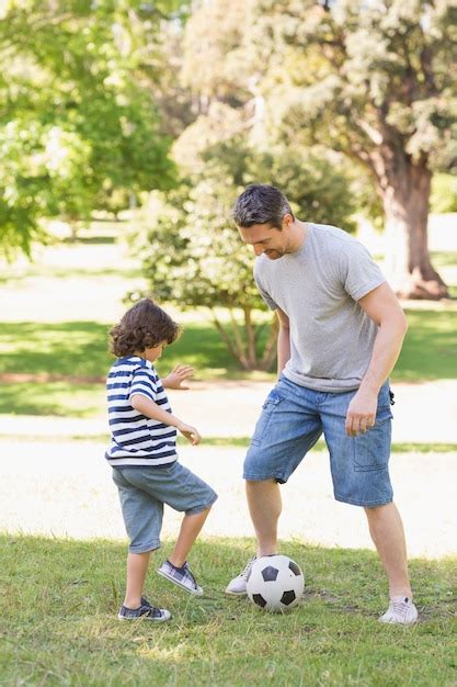 Padre E Hijo Jugando Al Fútbol En El Parque Descargar Fotos Premium