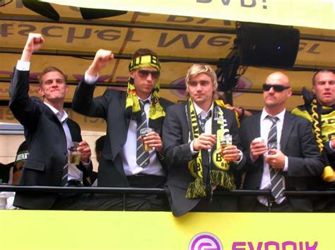Evoluţie indici bvb 2011 (% faţă de final 2010). BVB Meisterfeier 2011 - Der Meistertruck 5 ...