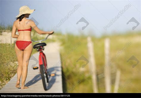 Frau Mit Fahrrad Am Strand Lizenzfreies Bild Bildagentur Panthermedia