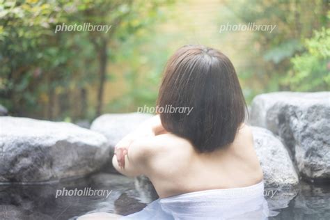 温泉に入る女性 写真素材 4039840 フォトライブラリー Photolibrary